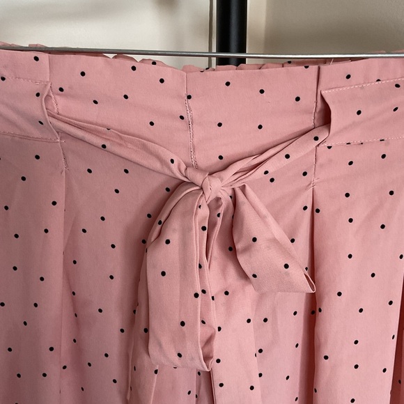27. Wide-leg style with a black polka dot pattern and a self-tie waist detail 3X - Picture 5 of 9